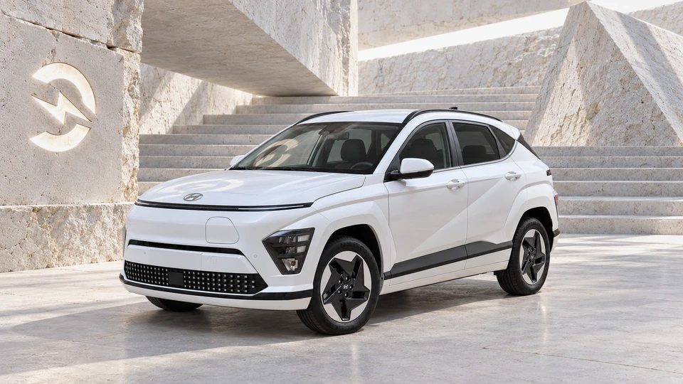 Hyundai Kona Electric, вид спереди в три четверти, в студии Электроатласа
