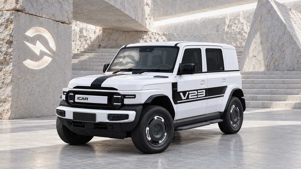 iCar V23, вид спереди в три четверти, в студии Электроатласа