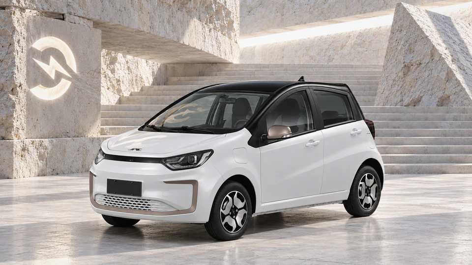 JAC e-JS1, вид спереди в три четверти, в студии Электроатласа