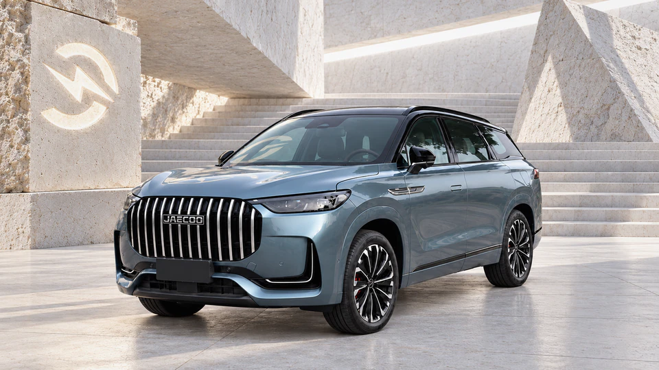 Jaecoo J8 PHEV, вид спереди в три четверти, в студии Электроатласа