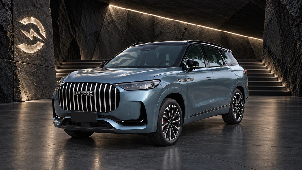 Jaecoo J8 PHEV, вид спереди в три четверти, в студии Электроатласа
