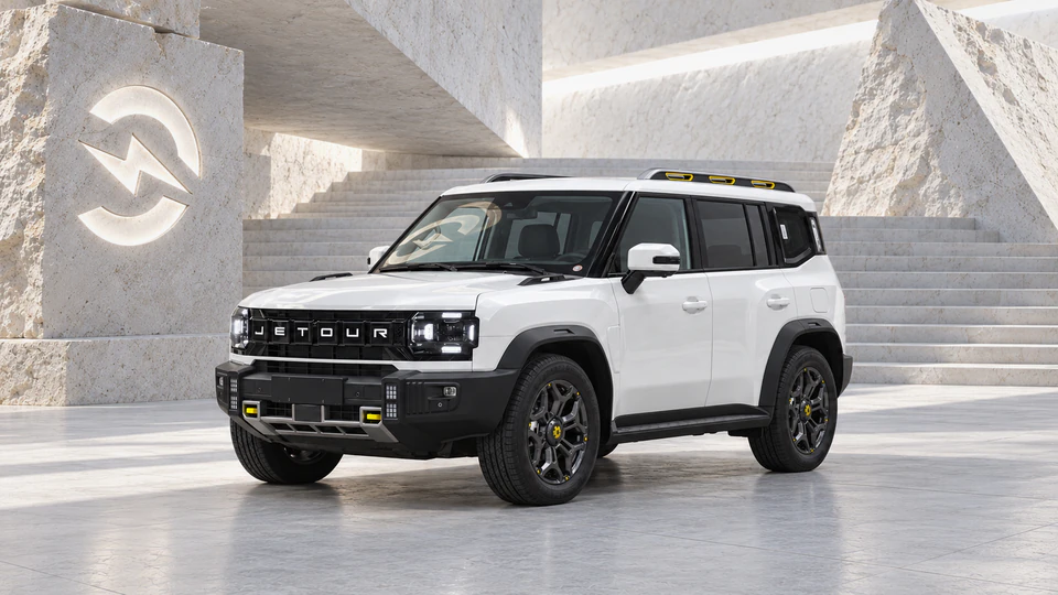 Jetour Traveller / T2 PHEV, вид спереди в три четверти, в студии Электроатласа