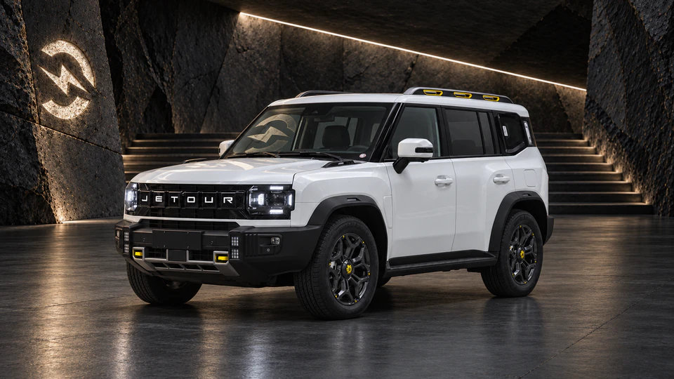 Jetour Traveller / T2 PHEV, вид спереди в три четверти, в студии Электроатласа