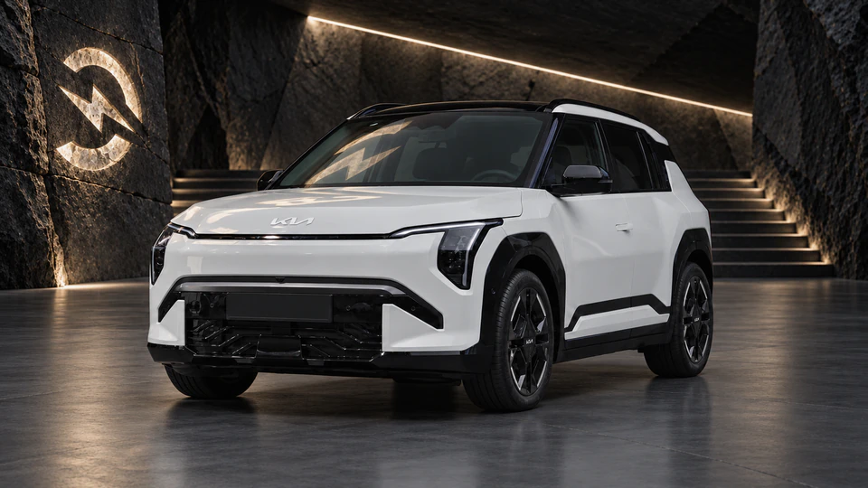 Kia EV3, вид спереди в три четверти, в студии Электроатласа