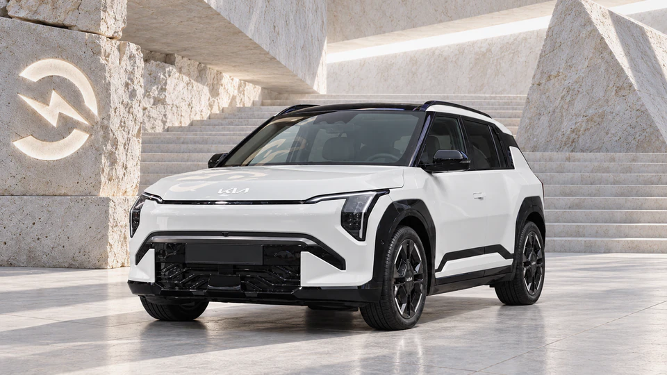 Kia EV3, вид спереди в три четверти, в студии Электроатласа