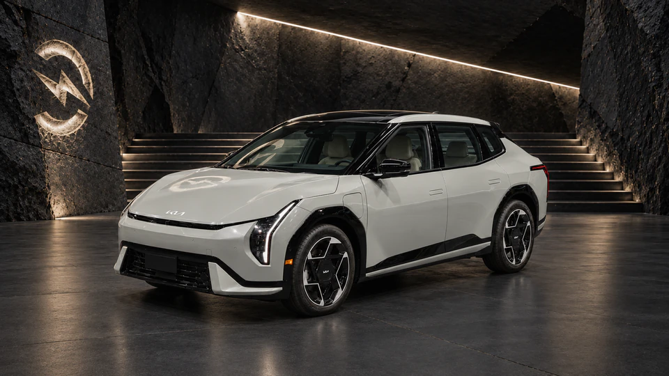 Kia EV4, вид спереди в три четверти, в студии Электроатласа