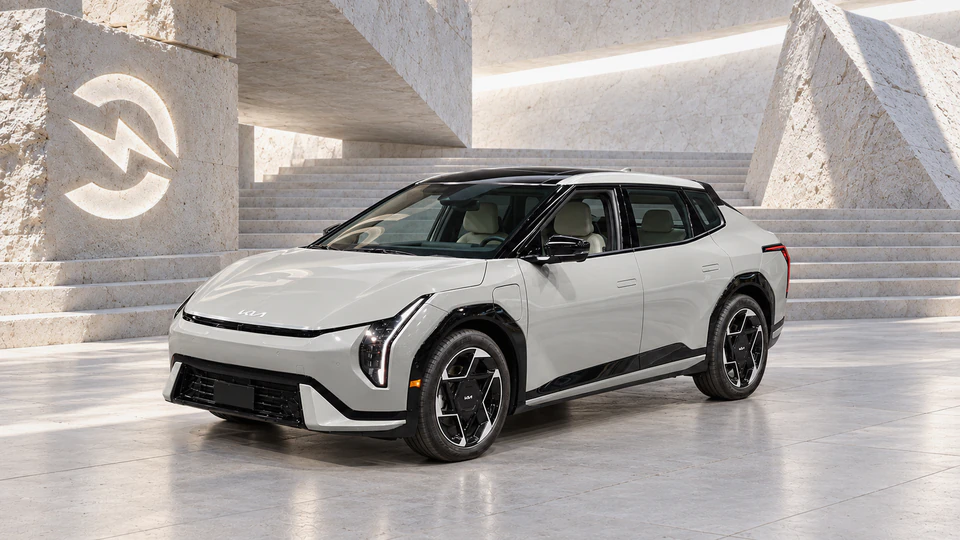 Kia EV4, вид спереди в три четверти, в студии Электроатласа