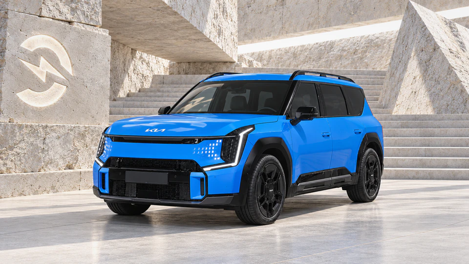 Kia EV9, вид спереди в три четверти, в студии Электроатласа
