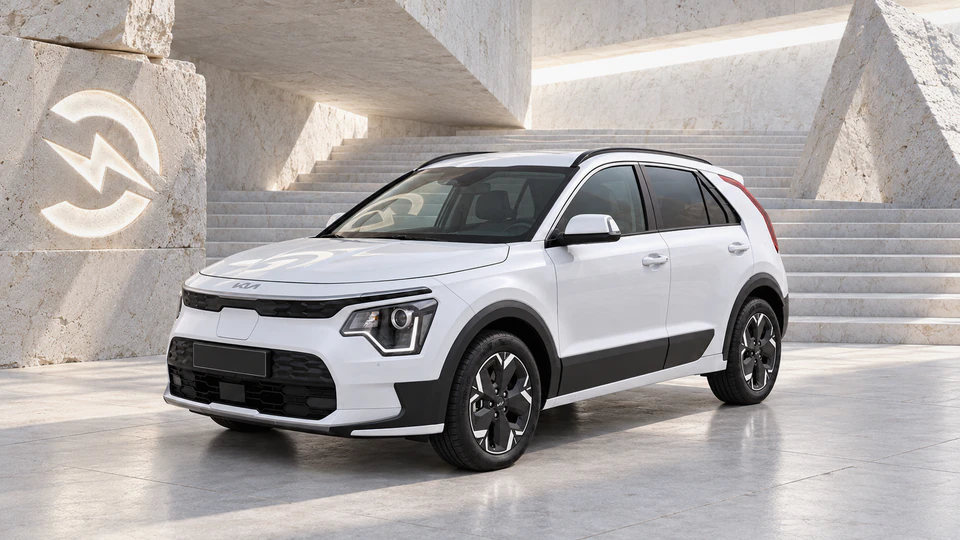 Kia Niro EV, вид спереди в три четверти, в студии Электроатласа