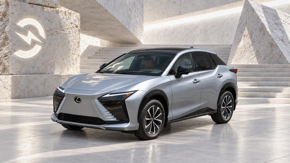Lexus RZ, вид спереди в три четверти, в студии Электроатласа