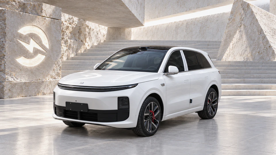 Li Auto L6, вид спереди в три четверти, в студии Электроатласа