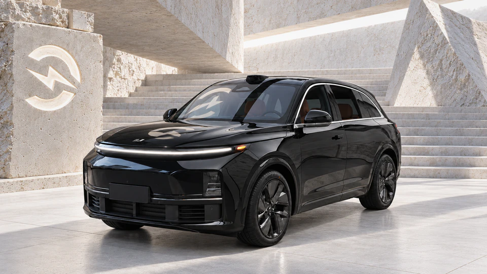 Li Auto L7, вид спереди в три четверти, в студии Электроатласа