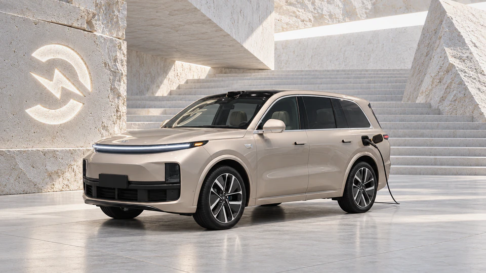 Li Auto L9, вид спереди в три четверти, в студии Электроатласа