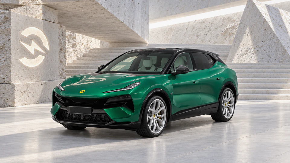 Lotus Eletre, вид спереди в три четверти, в студии Электроатласа