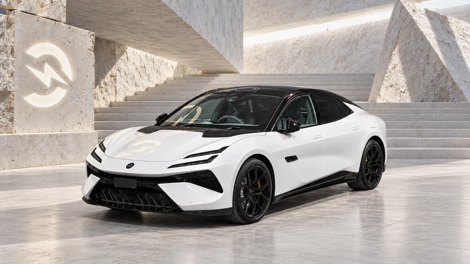 Lotus Emeya, вид спереди в три четверти, в студии Электроатласа