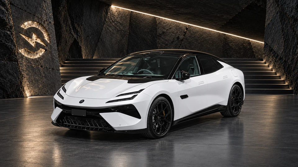 Lotus Emeya, вид спереди в три четверти, в студии Электроатласа