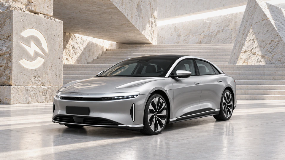 Lucid Air, вид спереди в три четверти, в студии Электроатласа