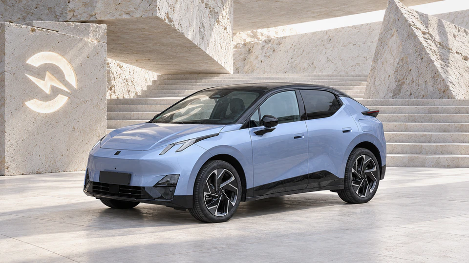 Lynk & Co 02, вид спереди в три четверти, в студии Электроатласа