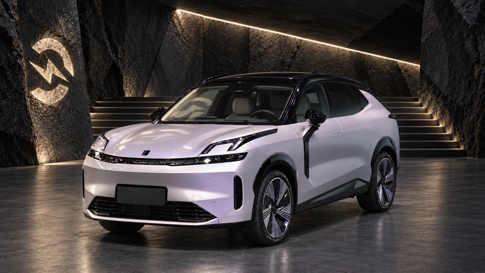 Lynk & Co 08, вид спереди в три четверти, в студии Электроатласа