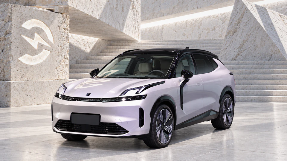 Lynk & Co 08, вид спереди в три четверти, в студии Электроатласа