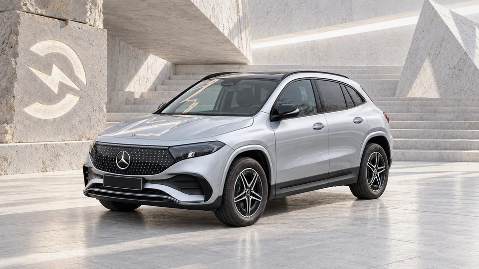 Mercedes-Benz EQA, вид спереди в три четверти, в студии Электроатласа