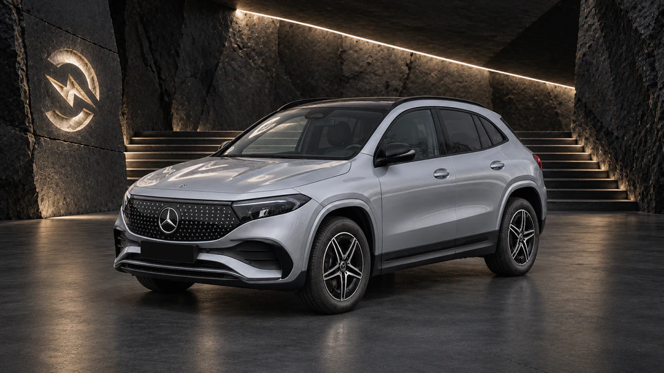 Mercedes-Benz EQA, вид спереди в три четверти, в студии Электроатласа
