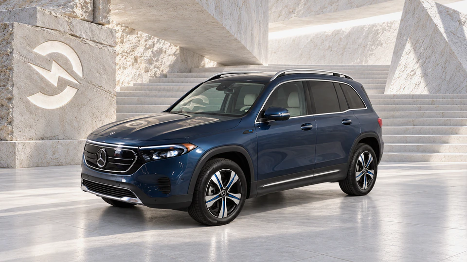 Mercedes-Benz EQB, вид спереди в три четверти, в студии Электроатласа