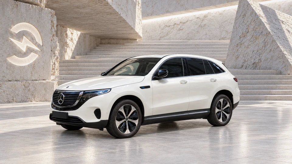 Mercedes-Benz EQC, вид спереди в три четверти, в студии Электроатласа