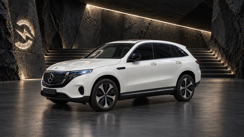Mercedes-Benz EQC, вид спереди в три четверти, в студии Электроатласа