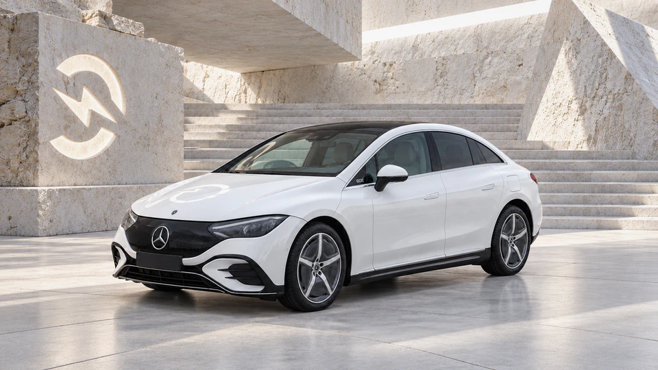 Mercedes-Benz EQE, вид спереди в три четверти, в студии Электроатласа