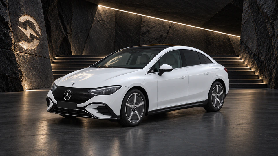 Mercedes-Benz EQE, вид спереди в три четверти, в студии Электроатласа