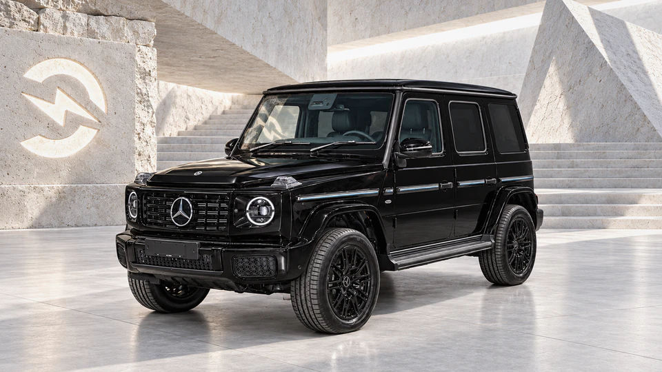 Mercedes-Benz G-Class with EQ, вид спереди в три четверти, в студии Электроатласа