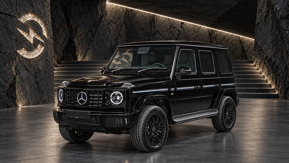Mercedes-Benz G-Class with EQ, вид спереди в три четверти, в студии Электроатласа