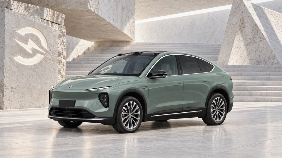 NIO EC6, вид спереди в три четверти, в студии Электроатласа