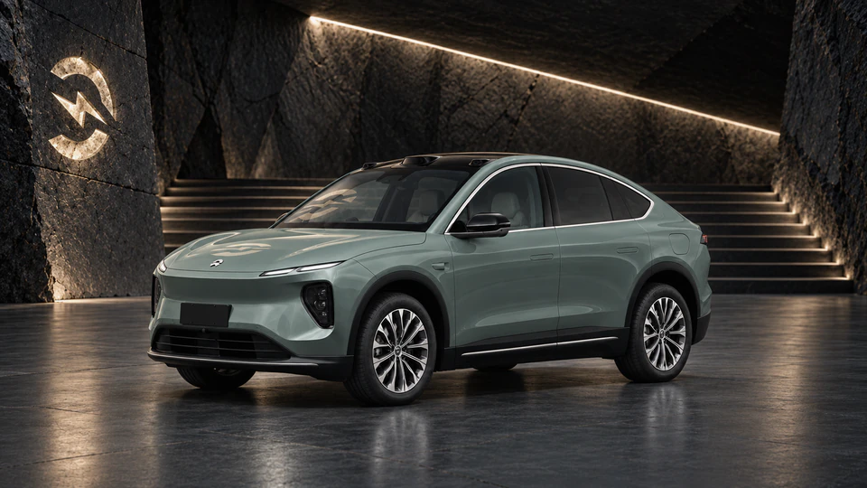 NIO EC6, вид спереди в три четверти, в студии Электроатласа