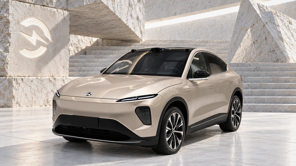 NIO EC7, вид спереди в три четверти, в студии Электроатласа