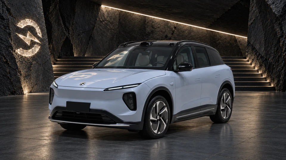 NIO ES6, вид спереди в три четверти, в студии Электроатласа