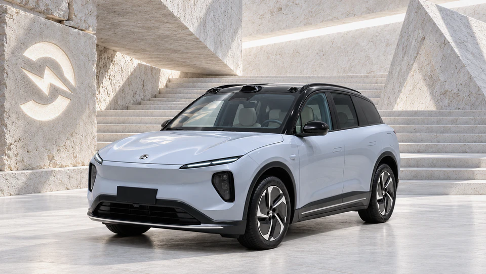 NIO ES6, вид спереди в три четверти, в студии Электроатласа