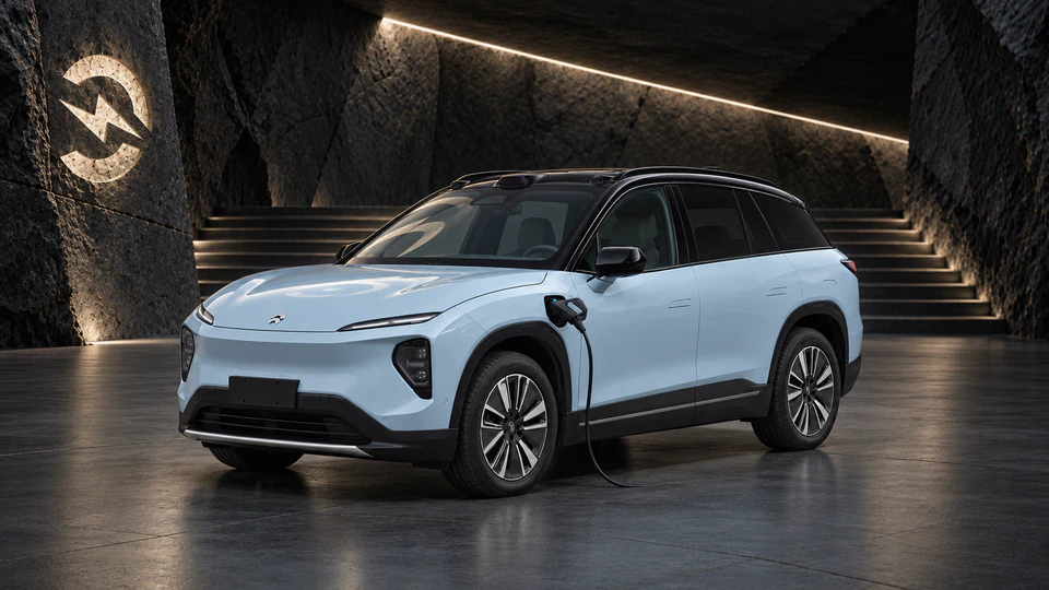 NIO ES7, вид спереди в три четверти, в студии Электроатласа