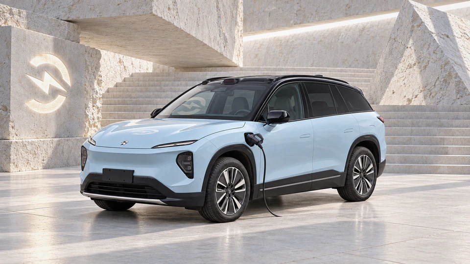 NIO ES7, вид спереди в три четверти, в студии Электроатласа