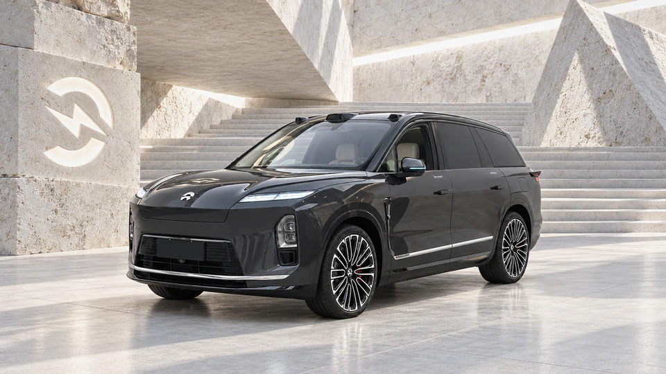 NIO ES8, вид спереди в три четверти, в студии Электроатласа