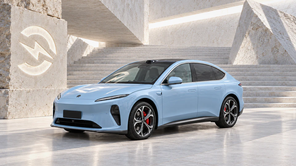 NIO ET5, вид спереди в три четверти, в студии Электроатласа
