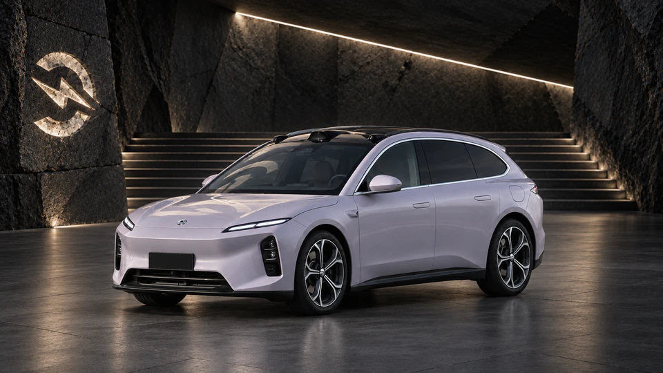 NIO ET5T (Touring), вид спереди в три четверти, в студии Электроатласа