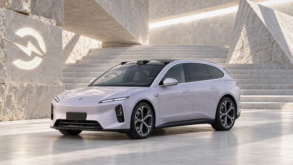 NIO ET5T (Touring), вид спереди в три четверти, в студии Электроатласа