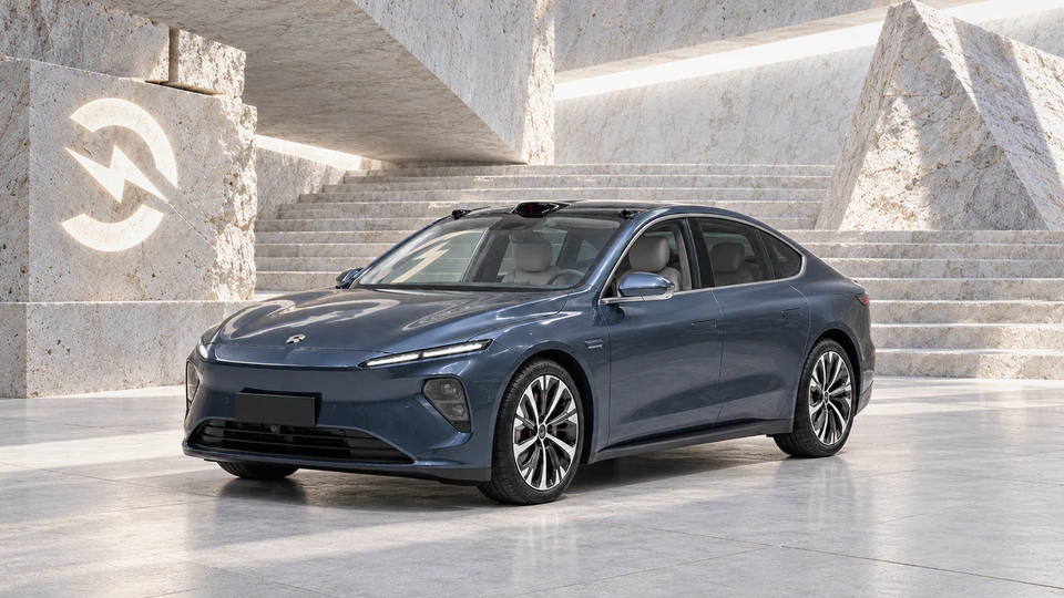 NIO ET7, вид спереди в три четверти, в студии Электроатласа