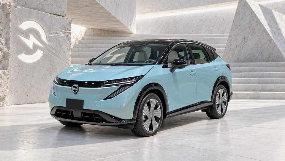 Nissan Ariya, вид спереди в три четверти, в студии Электроатласа