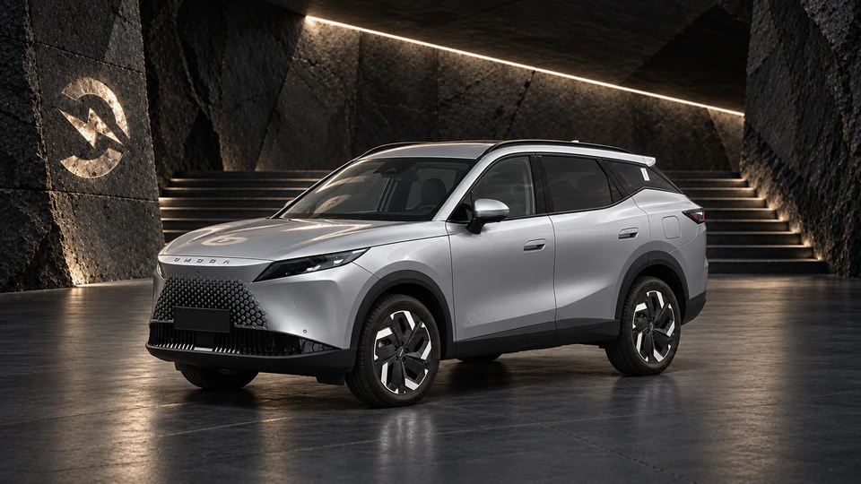 Omoda 7 PHEV, вид спереди в три четверти, в студии Электроатласа