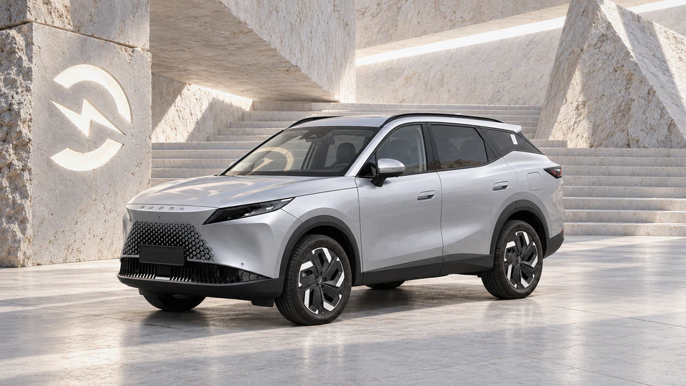 Omoda 7 PHEV, вид спереди в три четверти, в студии Электроатласа