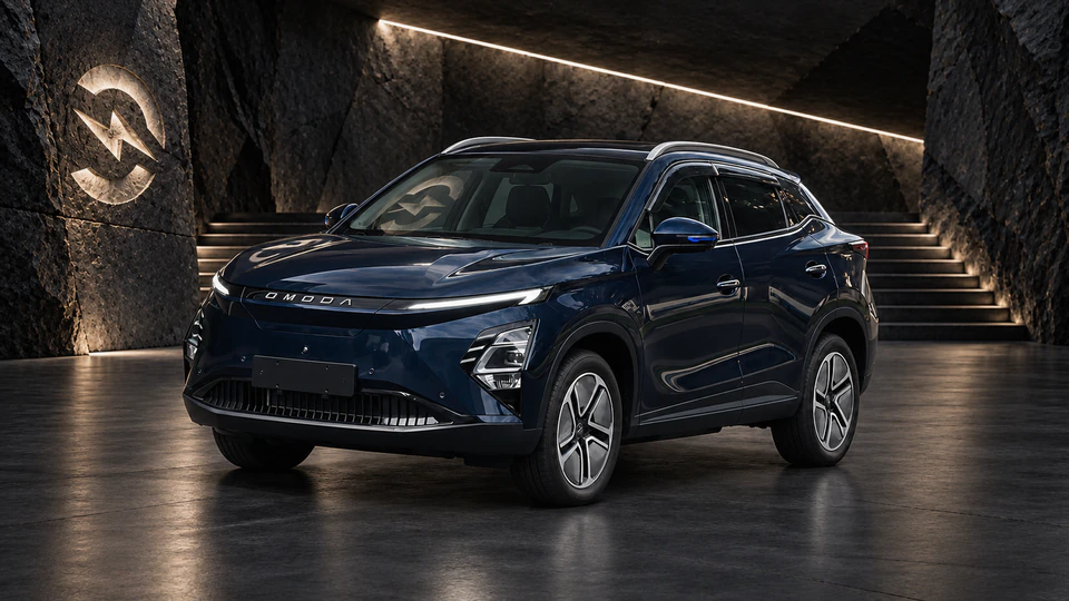 Omoda E5, вид спереди в три четверти, в студии Электроатласа