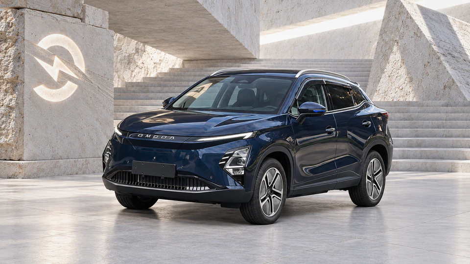 Omoda E5, вид спереди в три четверти, в студии Электроатласа